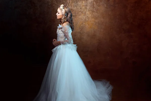 Hermosa novia chica en vestido de novia de lujo. Retrato en perfil, Postura real — Foto de Stock
