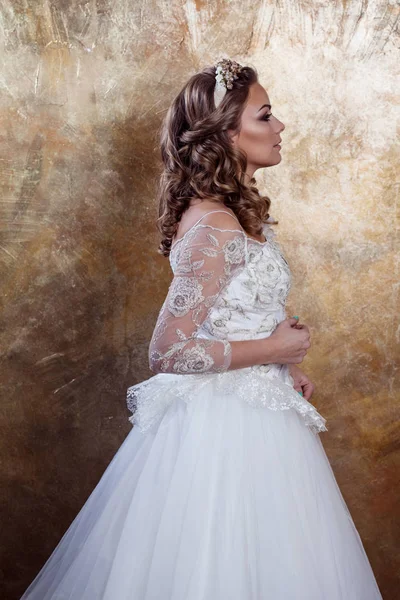 Красива дівчина наречена в розкішній весільній сукні. Портрет у профілі, позиція регала — стокове фото