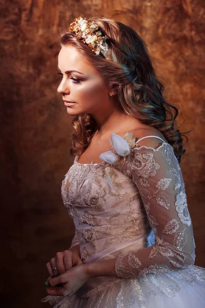美丽的女孩新娘在奢华的婚礼礼服，在配置文件中的画像，眩光的影响 — 图库照片
