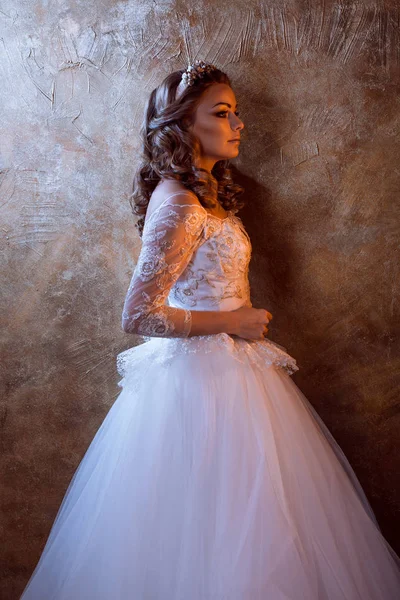 Hermosa novia chica en vestido de novia de lujo. Retrato en perfil, Postura real —  Fotos de Stock