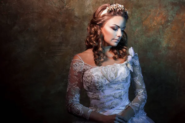 Mooi meisje bruid in luxe trouwjurk, portret — Stockfoto