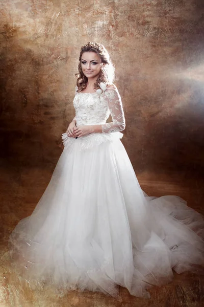Schöne Mädchen Braut in luxuriösen Hochzeitskleid. Porträt im Profil, königliche Haltung — Stockfoto