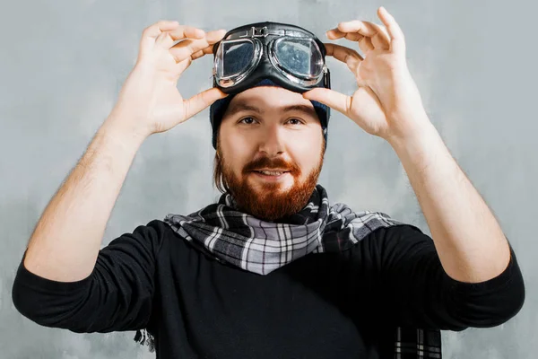 Retro Boy pilota. Muž nosí brýle, fantasy snímek letec — Stock fotografie