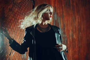 RocknRoll kız, genç güzel kadın dansları çite karanlık sokakta mesh
