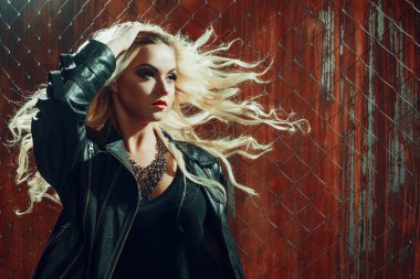 RocknRoll kız, genç güzel kadın dansları çite karanlık sokakta mesh