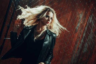 RocknRoll kız, genç güzel kadın dansları çite karanlık sokakta mesh