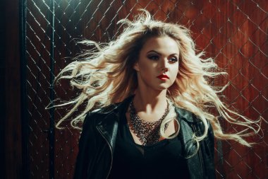 RocknRoll kız, genç güzel kadın dansları çite karanlık sokakta mesh