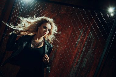 RocknRoll kız, genç güzel kadın dansları çite karanlık sokakta mesh