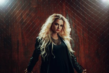 RocknRoll kız, genç güzel kadın dansları çite karanlık sokakta mesh