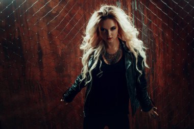 RocknRoll kız, genç güzel kadın dansları çite karanlık sokakta mesh