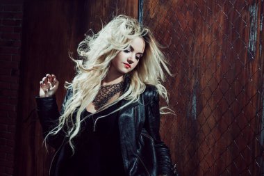 RocknRoll kız, genç güzel kadın dansları çite karanlık sokakta mesh