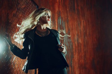 RocknRoll kız, genç güzel kadın dansları çite karanlık sokakta mesh