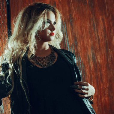 RocknRoll kız, genç güzel kadın dansları çite karanlık sokakta mesh