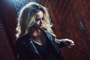 RocknRoll kız, genç güzel kadın dansları çite karanlık sokakta mesh