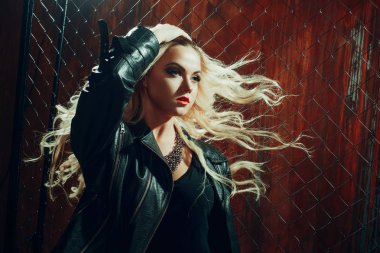 RocknRoll kız, genç güzel kadın dansları çite karanlık sokakta mesh