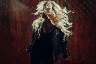 RocknRoll kız, çit kafes karşı duran genç güzel kadın
