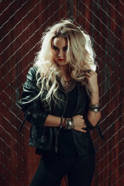 RocknRoll kız, çit kafes karşı duran genç güzel kadın