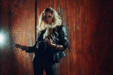 RocknRoll kız, genç güzel kadın dansları çite karanlık sokakta mesh