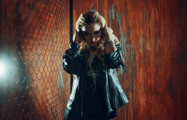RocknRoll kız, genç güzel kadın dansları çite karanlık sokakta mesh