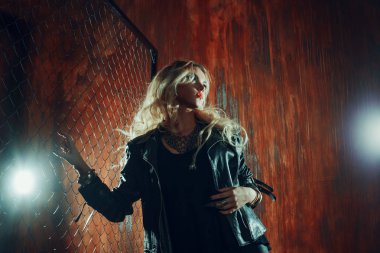 RocknRoll kız, genç güzel kadın dansları çite karanlık sokakta mesh