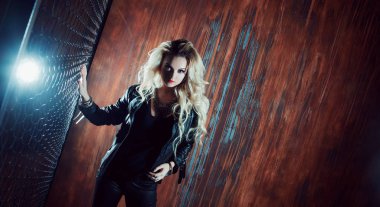 RocknRoll kız, çit kafes karşı duran genç güzel kadın