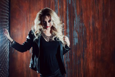 RocknRoll kız, çit kafes karşı duran genç güzel kadın
