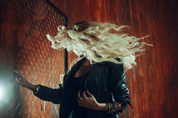 RocknRoll kız, genç güzel kadın dansları çite karanlık sokakta mesh