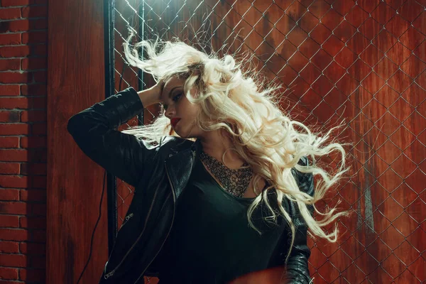 RocknRoll kız, genç güzel kadın dansları çite karanlık sokakta mesh