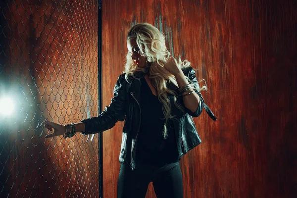 Rocknroll κορίτσι, όμορφη γυναίκα χορεύει στο σκοτεινό σοκάκι, ενάντια στο φράχτη ματιών — Φωτογραφία Αρχείου