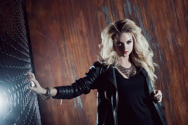 RocknRoll kız, çit kafes karşı duran genç güzel kadın