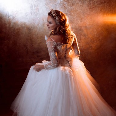 Güzel kız gelin lüks gelinlik, portre altın tonlarda, parlama etkileri