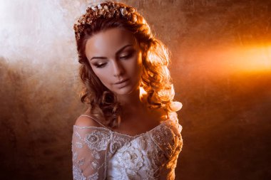 Güzel kız gelin lüks gelinlik, portre altın tonlarda, parlama etkileri