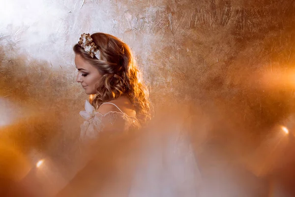 Schöne Braut im luxuriösen Hochzeitskleid, Porträt in goldenen Tönen, Effekte der Blendung — Stockfoto