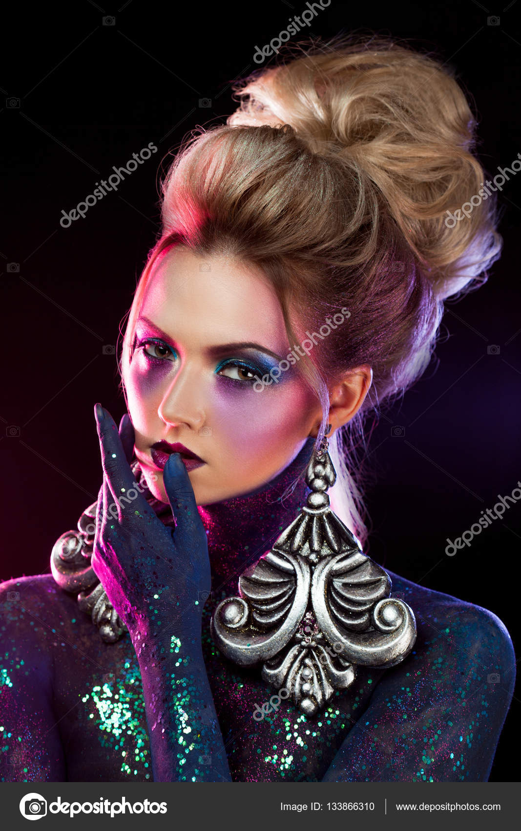 Mujer Joven Bonita Con Purpurina Cara Contra Fondo Color: fotografía de  stock © serezniy #549452178