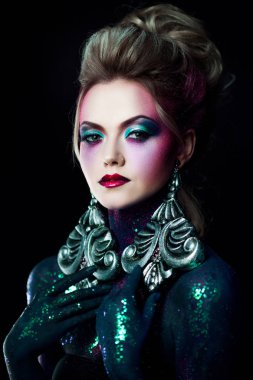 Parlak sanat-makyaj, yüksek saç, vücut boyama genç çekici sarışın kız. Rhinestones ve glitter
