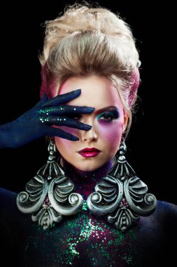 Parlak sanat-makyaj, yüksek saç, vücut boyama genç çekici sarışın kız. Rhinestones ve glitter