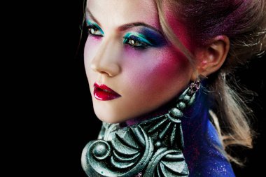 Parlak sanat-makyaj, yüksek saç, vücut boyama genç çekici sarışın kız. Rhinestones ve glitter