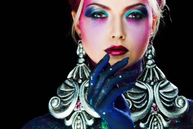 Olarak parlak sanat-makyaj, genç çekici sarışın kızın dudaklarına dokunmadan