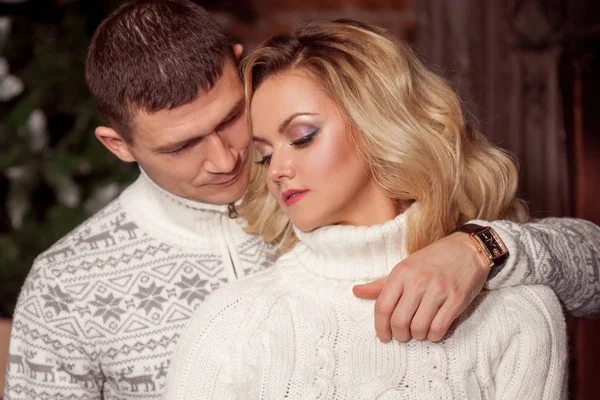 Hombre y una mujer en suéteres de punto cálido, abrazos —  Fotos de Stock