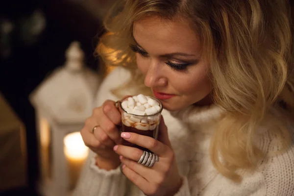 Boldog karácsonyt. Fiatal nő öltözve, melegen, forró csokoládé ivás. — Stock Fotó