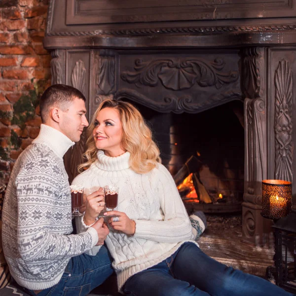 Joyeux Noël. Jeune couple célébrant le Nouvel An à la maison. Homme et femme près de la cheminée — Photo