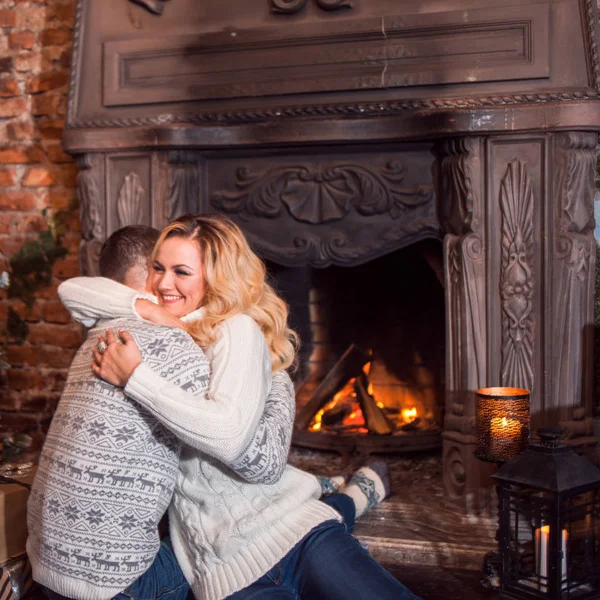 Мужчина и женщина в теплых вязаных свитерах, обнимаются — стоковое фото