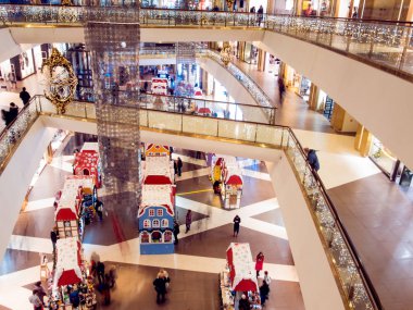 Saint-Petersburg, Rusya Federasyonu-15 Aralık: Christmas zaman satış, Alışveriş Merkezi, festively Rusya'da 15 Aralık dekore edilmiş