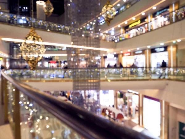 Tempo de vendas de Natal, centro comercial, festivamente decorado. fundo desfocado — Fotografia de Stock