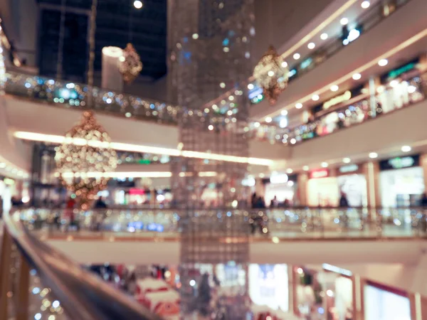 Tempo de vendas de Natal, centro comercial, festivamente decorado. fundo desfocado — Fotografia de Stock