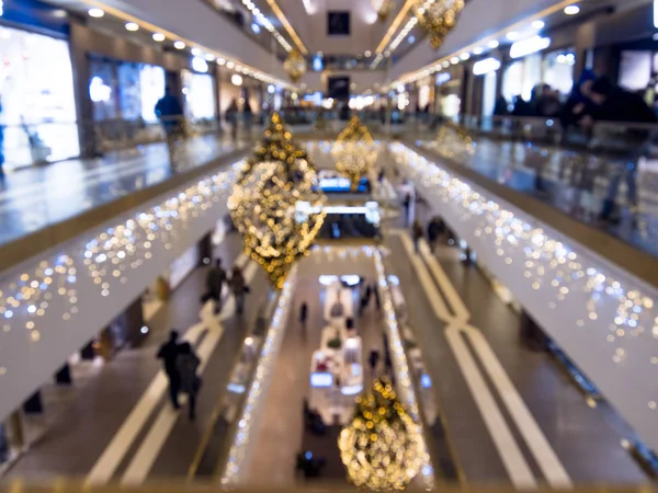 Время рождественских распродаж, торговый центр, празднично украшенный. размытый фон — стоковое фото