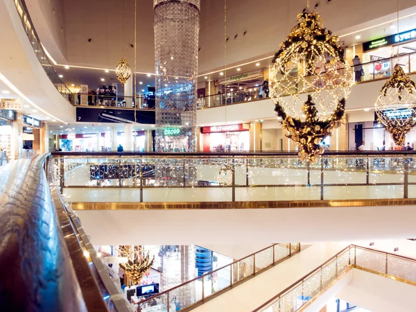 SAINT-PETERSBURG, RÚSSIA - 15 DE DEZEMBRO: Hora das vendas de Natal, shopping center, festivamente decorado na Rússia em 15 de dezembro — Fotografia de Stock