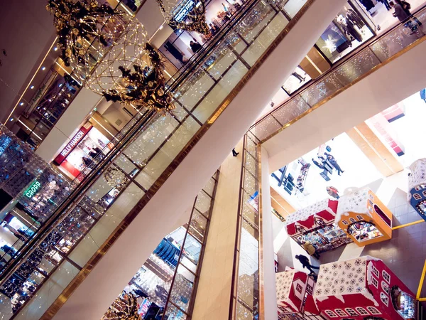 SAINT-PETERSBURG, RUSIA - 15 DE DICIEMBRE: Tiempo de rebajas navideñas, centro comercial, decorado festivamente en Rusia el 15 de diciembre —  Fotos de Stock