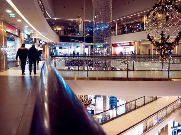 SAINT-PETERSBURG, RÚSSIA - 15 DE DEZEMBRO: Hora das vendas de Natal, shopping center, festivamente decorado na Rússia em 15 de dezembro — Fotografia de Stock