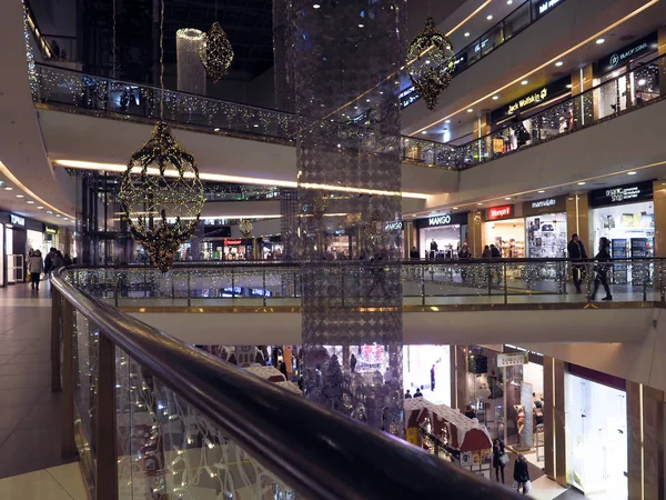 SAINT-PETERSBURG, RÚSSIA - 15 DE DEZEMBRO: Hora das vendas de Natal, shopping center, festivamente decorado na Rússia em 15 de dezembro — Fotografia de Stock